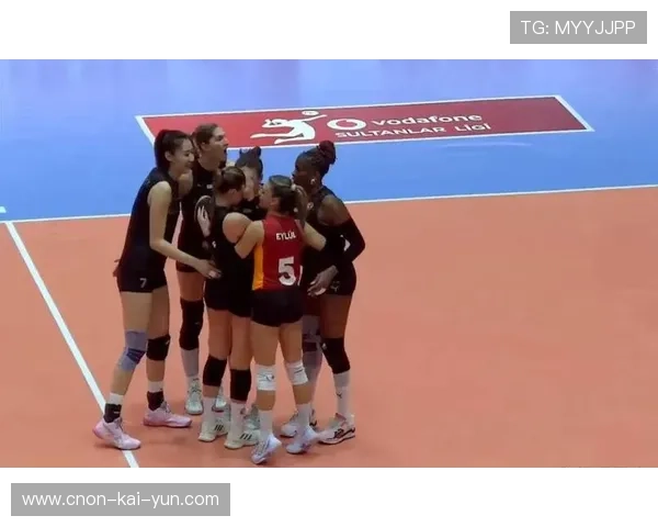 女排副攻三次拦网像盖帽表演