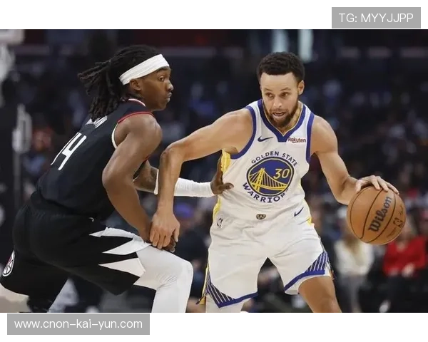 库里中路突进上篮命中，勇士在客场逆转成功